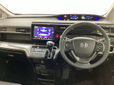 車内は光触媒抗菌消臭施工済です。インパネ周りはスタイリッシュなデザインです。グローブボックスやカップホルダーのほかにトレーなどたくさんの収納スペースが付いています。