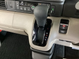 シフトはインパネシフト、パーキングブレーキは電子制御なので運転席と助手席の間はすっきりしています。