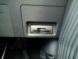 運転席から手の届く位置に ETC2.0車載器付いております。高速道路の料金所もスムーズに通過できますよ♪