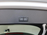 オートマチックテールゲート付き。アドバンストキーのボタンの長押し、運転席のドアのスイッチで開閉できます。