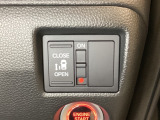 左側電動スライドドアは運転席からでも操作ができるように、ハンドル付近に開閉の操作スイッチが付いています。