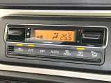 【オートエアコン】一度お好みの温度に設定すれば、車内の温度を検知し風量や温度を自動で調整。暑い&hellip;寒い&hellip;と何度もスイッチ操作をする必要はありません。快適な車内空間には必須の機能ですね♪