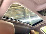 【サンルーフ】開放感たっぷりの希少装備、サンルーフが装着されています!車内に明かりを取り入れたり景色を楽しむ以外にも、車内の空気も簡単に換気できて快適です!