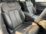 ●レザーシート『高級感や耐久性がありこちらのモデルにも採用されています。レザーは見た目が美しく内装を豪華に演出します。柔らかく肌触りが良く長時間の運転でも快適です。