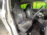 運転席まわりには十分なスペースがあり、大柄な方でもゆったり運転していただける環境です。