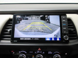バックカメラの画像です。ガイドラインがスムースな車庫入れをサポートいたします。車庫入れの安心感がアップしますね。