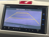 【バックカメラ】駐車時に後方がリアルタイム映像で確認できます。大型商業施設や立体駐車場での駐車時や、夜間のバック時に大活躍!運転スキルに関わらず、今や必須となった装備のひとつです!