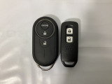 スマートキーを装備しています。鍵を差し込むことなくドアロックの開け閉めと、スタートボタン操作でのエンジンスタートができます。加えて、純正リモコンエンジンスターター用の操作キーもついています。