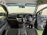 フロントガラスが大きく、ワイドな視界で運転もしやすくなるように設定されています。視認性のよいインパネ周りです。操作スイッチやカップホルダーも使いやすい位置に配置されています。