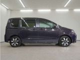 リアには左右スライドドアを採用。狭い駐車場でも開閉しやすく、強風の日でもドアが煽られにくくなっております。小さなお子さまやご年配の方も安心して乗り降りできます。
