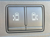 【両側パワースライドドア】スマートキーや運転席のスイッチで後席両側スライドドアの開閉が可能♪電動だから力を入れてドアを開ける必要が無く、小さなお子様でも簡単に開け閉めでき快適です♪