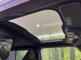 【ガラスルーフ】ガラスルーフ搭載で車内の解放感が一気にアップ!開放的なドライブをお楽しみいただけます。
