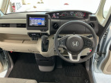 【前方視界】開放的な前方視界!運転がしやすく疲れにくいです♪窓が大きく、見通しがとっても良いおクルマですよ♪