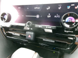 運転席と助手席それぞれで温度設定ができるオートエアコンです。