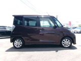 スライドドアですので、狭い駐車場での、乗り降りもしやすく便利です。左側は電動式になります。