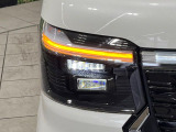【LEDヘッドライト】悪天候や夜間走行時も良好な視界を確保し安心して運転できる高輝度LEDヘッドライトを装備!点灯速度が早く、消費電力も抑えられています。