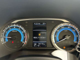 真ん中のカラーディスプレイには運転をサポートする様々な情報が表示されます!