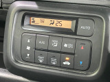 【オートエアコン】一度お好みの温度に設定すれば、車内の温度を検知し風量や温度を自動で調整。暑い&hellip;寒い&hellip;と何度もスイッチ操作をする必要はありません。