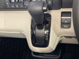 自然に手が届く距離に配置されたシフトレバー。