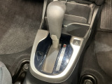 自然に手が届く距離に配置されたシフトレバー。