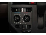 【エアコン】 各操作スイッチなども使いやすい位置に配置されています。