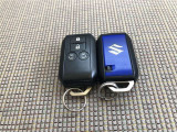 スマートキー付きです!カバンやポケットに入れて持っているだけで、ボタン一つでドアロックを開閉できます。スマートキーを持って、ブレーキを踏んでスィッチを回すだけでエンジンが始動します!!