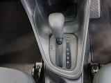 ハイブリッド車ならではの軽い操作感で、シフトレバーは手元で自然に扱えるコンパクトなデザインです