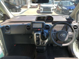 シンプルながら機能性溢れる運転席廻りです。視界性もよく、運転しやすいですよ。