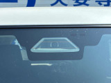 前方の車両や歩行者を検知し、衝突の恐れがあれば音や表示によって警告します。衝突の可能性が高まると、自動で強いブレーキをかけ、衝突の回避・衝突時の被害軽減を図ります。