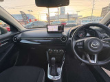 ドライバーが心に余裕をもって運転に集中できること、助手席や後席からもすっきりと前を見通せる空間の起点となり、全員が安心してドライブを楽しめることをモットーにシンプルなレイアウトとなっています。