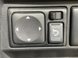 【電動格納ミラー】運転席のスイッチで、ドアミラーの開閉や角度の調整ができます。