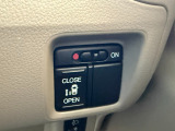 スマートキーや運転席のスイッチ操作のほか、ドアハンドルを少し引くだけで自動開閉します。狭い場所でのドアの開閉に困らないだけでなく強風時やお子様がドアを開けて隣の車にぶつけてしまうことも防いでくれます。