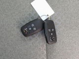電子キーをポケットやカバンに入れているだけで、ドアの開錠・施錠が行えます。荷物を抱えていてもラクラク開閉です。エンジン始動も行えます。