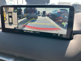 360&deg;ビューモニターでは、両サイドとフロント、バックカメラの合成で、あたかも上空から見下ろした様に周囲を確認して頂けます。駐車場だけでなく、T字路等でも活躍のアイテムです!
