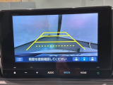 リバースギアに入れるだけで後方の表示へ切り替わります。夜間や雨の日の駐車も楽になりますよ。