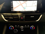 センターに組み込まれた8.8インチの大型ディスプレイは、各種メディアの操作、車両状態のモニタリング、ドライビングスタイルの管理など様々な情報を表示