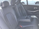 後席も使用感はさほど感じず、運転席・助手席同様に清潔感があります。後席シートもしっかりと作り込まれていますので、座り心地も悪くありません。是非、実車にてご確認下さい。