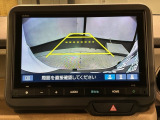 リバースギアに入れるだけで後方の表示へ切り替わります。夜間や雨の日の駐車も楽になりますよ。