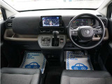 運転にかかわる様々な操作を安全に行えるように視点移動が少なく、操作性に配慮されたスイッチ類が凝縮されたコクピットです。