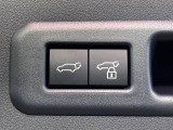 【パワーバックドア】スマートキーや運転席のボタンを押すだけでリアゲートが自動で開閉します!荷物を持っている時や、高い位置にあるバックドアを閉める際に便利な機能です♪