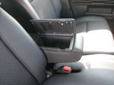 運転席ア-ムレストは小物入れ付き