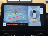 真上から見下ろしたような視点で車とその周囲を確認出来る画面と、車両後方を映し出すバックモニター画面の2つを表示してくれます。