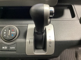 CVT車のセレクトレバーです。低速から高速まで、変速ショックのないスムーズな走りを実現するとともに、エンジン効率のよい領域を維持することで燃費にも貢献します。
