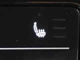 シートヒーターは冬にはとてもありがたい装備ですよね。運転席助手席で利用可能です。