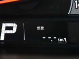 メーター内には走行距離の他、平均燃費、瞬間燃費の表示が出来ますのでエコ運転に役立ちます。
