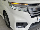 【LEDヘッドライト】悪天候や夜間走行時も良好な視界を確保し安心して運転できる高輝度LEDヘッドライトを装備!点灯速度が早く、消費電力も抑えられています。