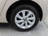 車両のデザインにマッチした純正アルミホイールを装着しています。