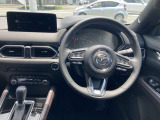 【運転席インテリアデザイン】左右対称のインテリアデザインでドライバーを包み込み運転に集中できるように設計されています。