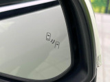 【ブラインドスポットモニター】走行中、ドアミラーの死角になりやすい箇所に後続車が接近するとサイドミラーのレンズに警告を表示!ドライバーに注意喚起をしてくれます。
