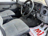 内装はこの年式から見ると非常に綺麗な状態です。運転席シートに若干の破れはあります。